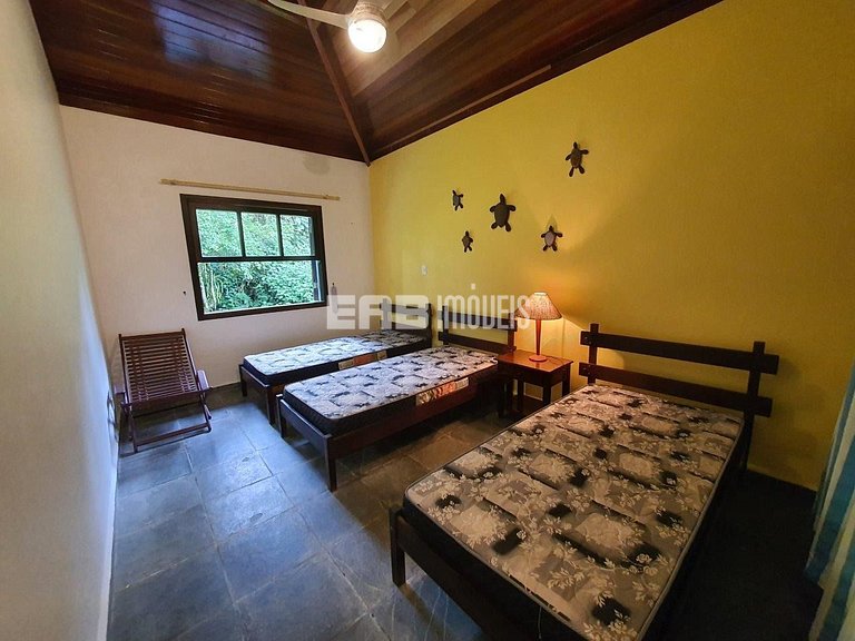 Simples com conforto, grande gramado e 3 suítes