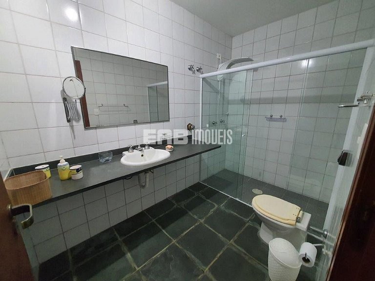 Simples com conforto, grande gramado e 3 suítes