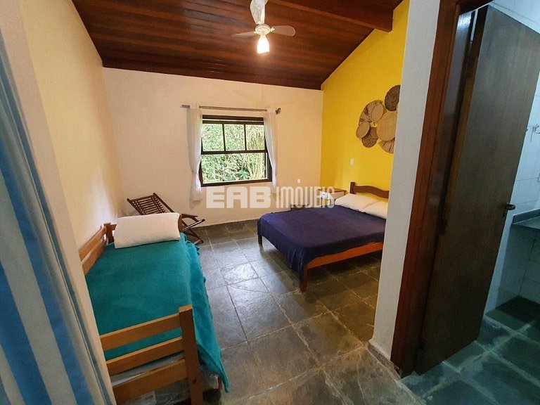 Simples com conforto, grande gramado e 3 suítes