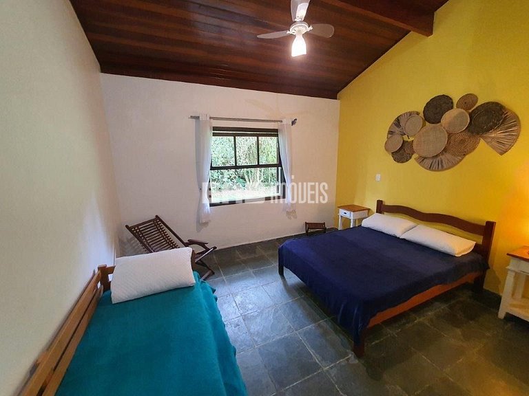 Simples com conforto, grande gramado e 3 suítes