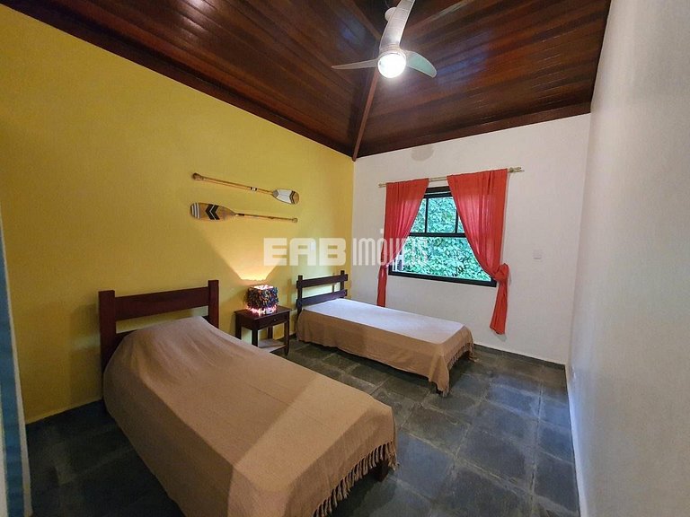 Simples com conforto, grande gramado e 3 suítes