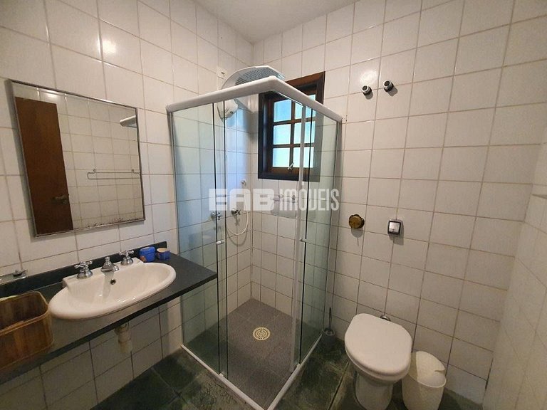 Simples com conforto, grande gramado e 3 suítes