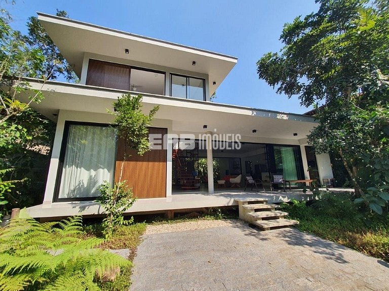 Casa arejada e com 3 dormitórios na praia de Itamambuca