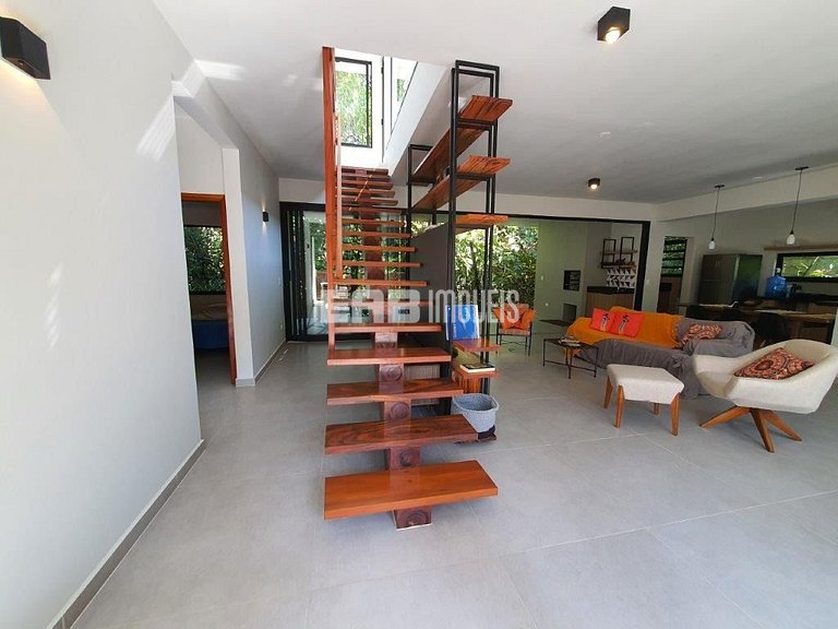 Casa arejada e com 3 dormitórios na praia de Itamambuca