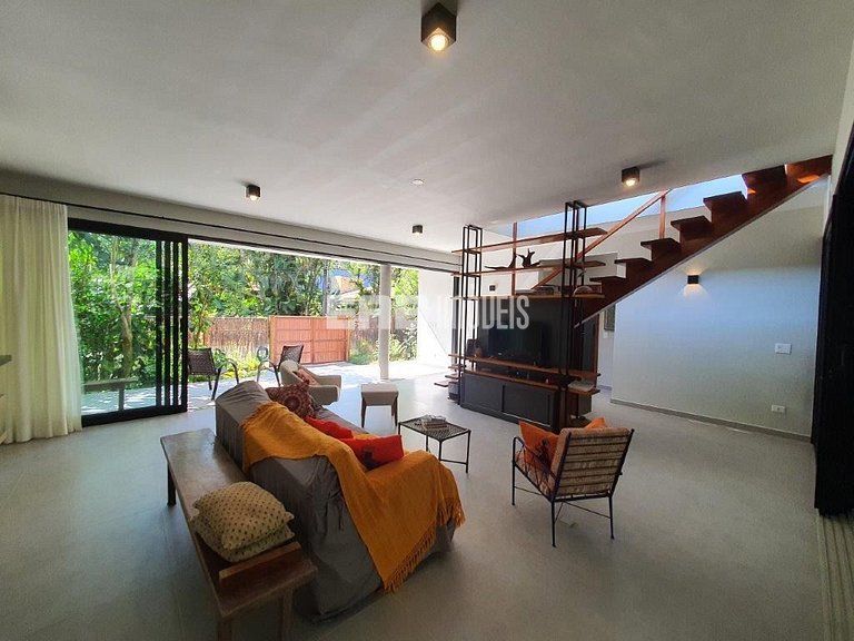 Casa arejada e com 3 dormitórios na praia de Itamambuca