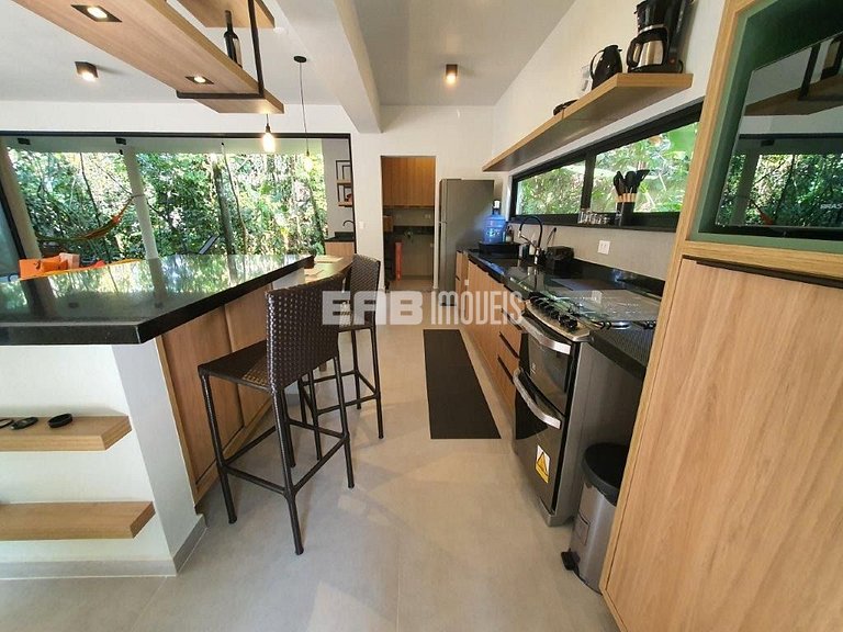 Casa arejada e com 3 dormitórios na praia de Itamambuca