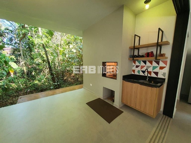 Casa arejada e com 3 dormitórios na praia de Itamambuca