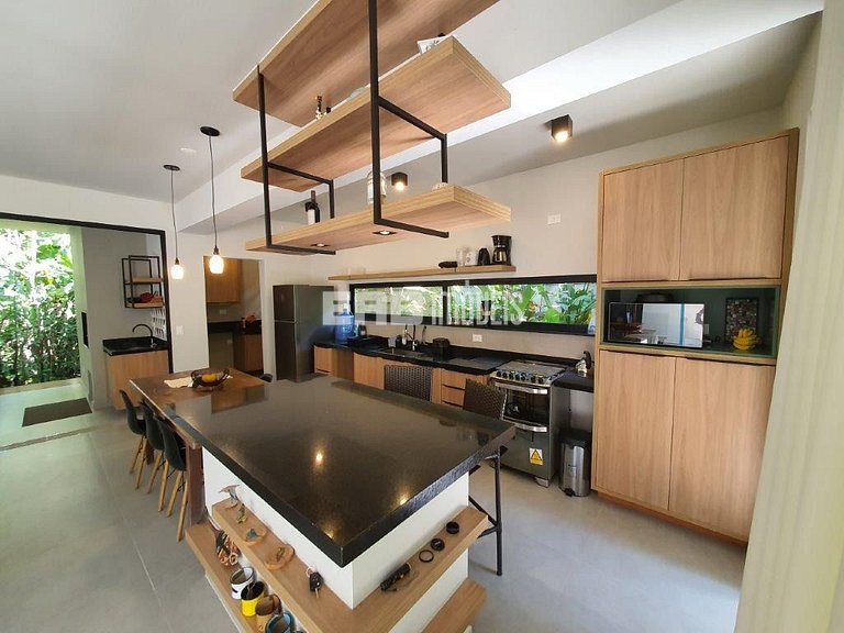 Casa arejada e com 3 dormitórios na praia de Itamambuca