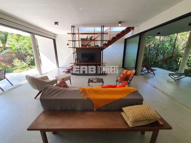 Casa arejada e com 3 dormitórios na praia de Itamambuca