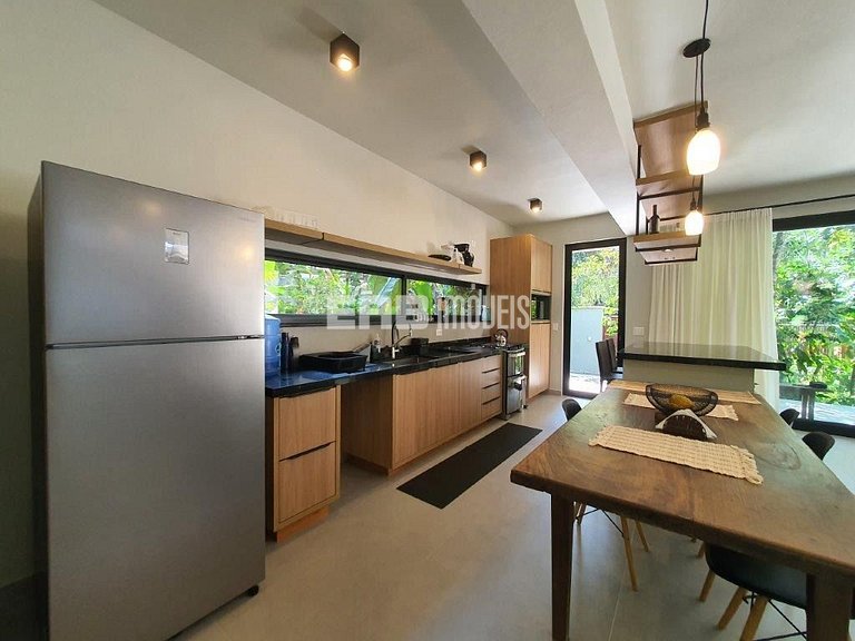 Casa arejada e com 3 dormitórios na praia de Itamambuca