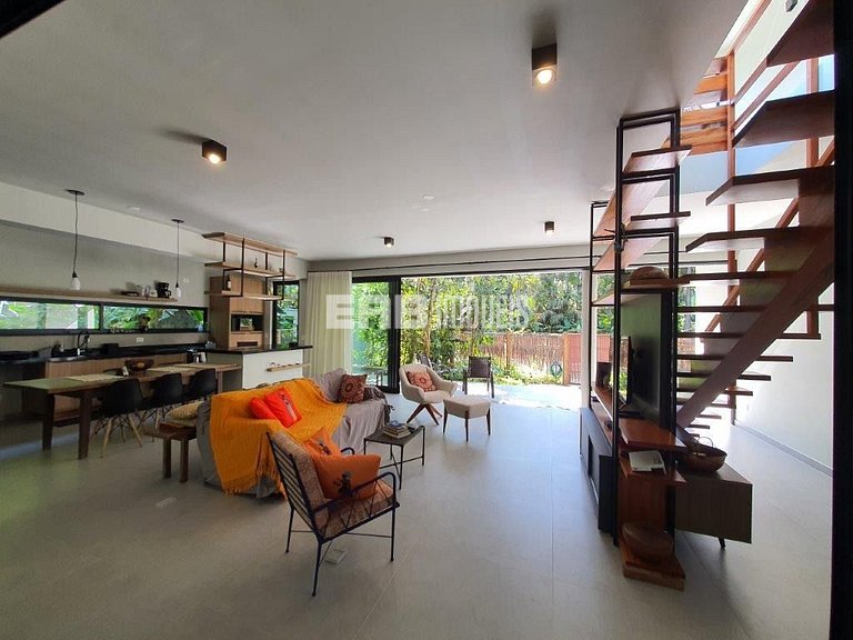 Casa arejada e com 3 dormitórios na praia de Itamambuca