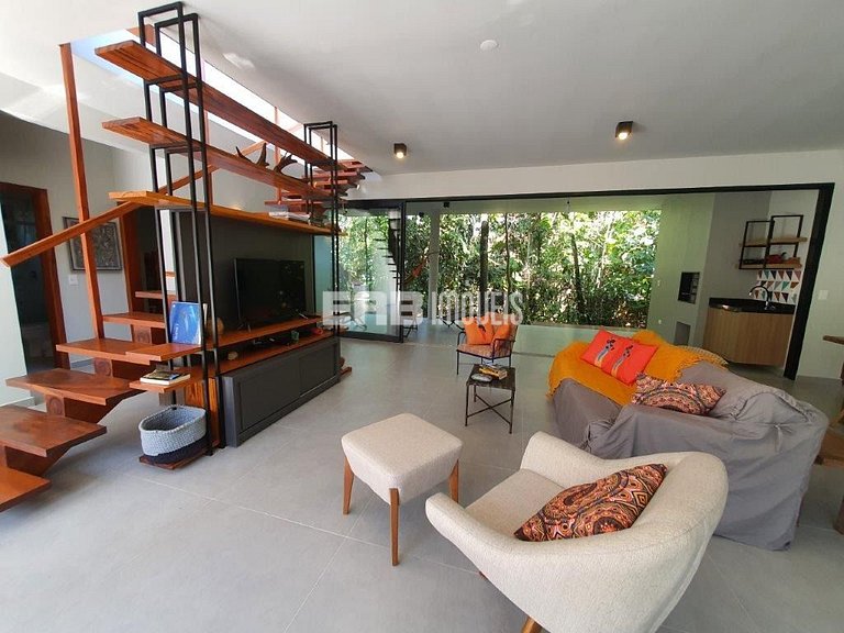 Casa arejada e com 3 dormitórios na praia de Itamambuca