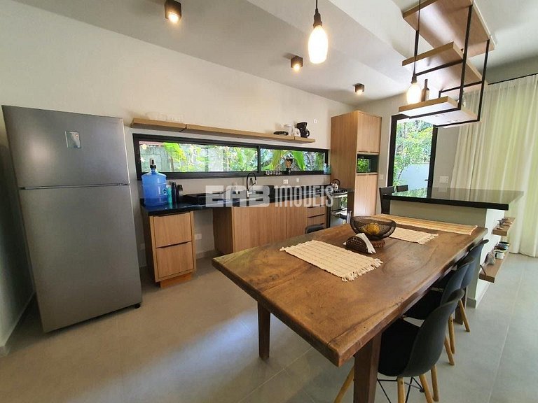 Casa arejada e com 3 dormitórios na praia de Itamambuca