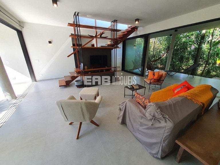 Casa arejada e com 3 dormitórios na praia de Itamambuca