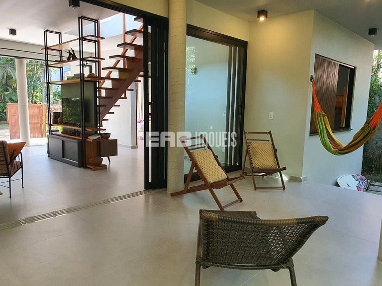 Casa arejada e com 3 dormitórios na praia de Itamambuca