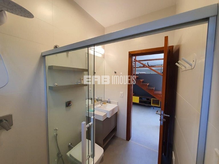 Casa arejada e com 3 dormitórios na praia de Itamambuca