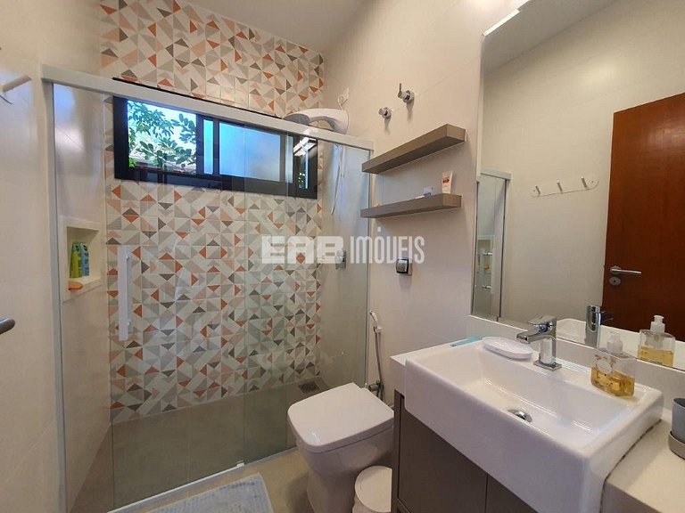 Casa arejada e com 3 dormitórios na praia de Itamambuca