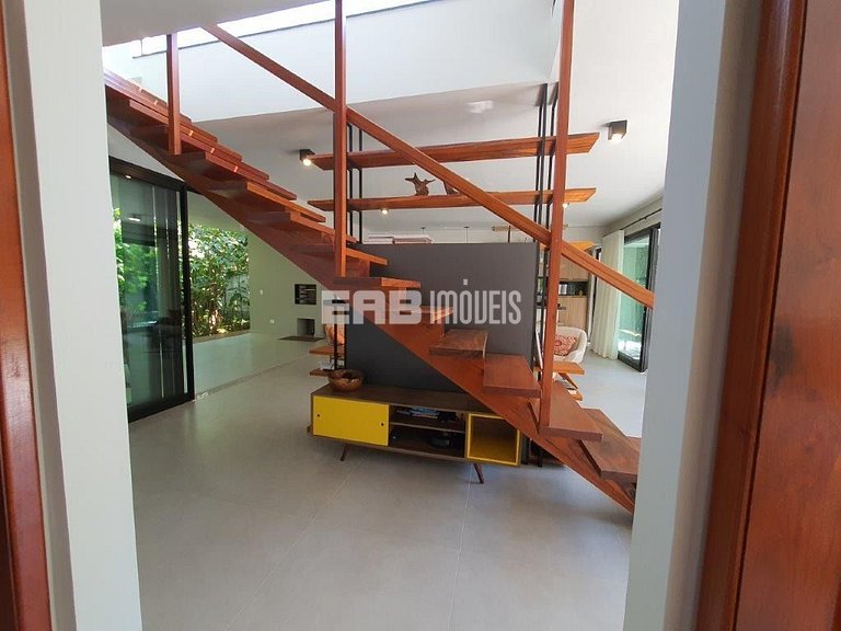 Casa arejada e com 3 dormitórios na praia de Itamambuca