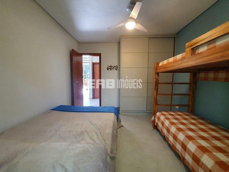 Casa arejada e com 3 dormitórios na praia de Itamambuca