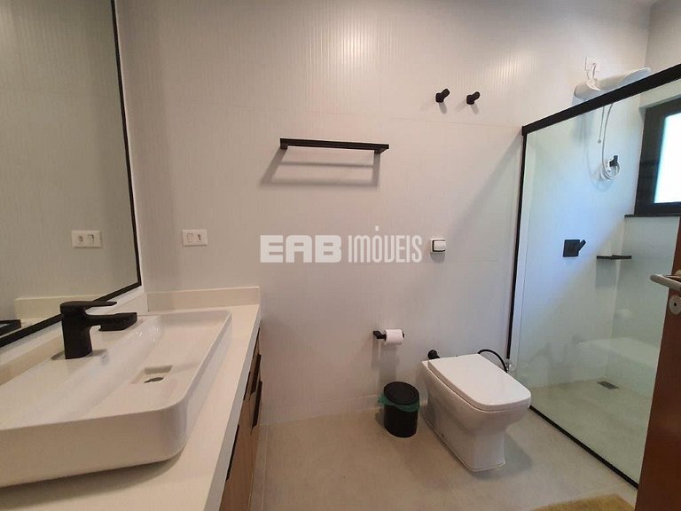 Casa arejada e com 3 dormitórios na praia de Itamambuca