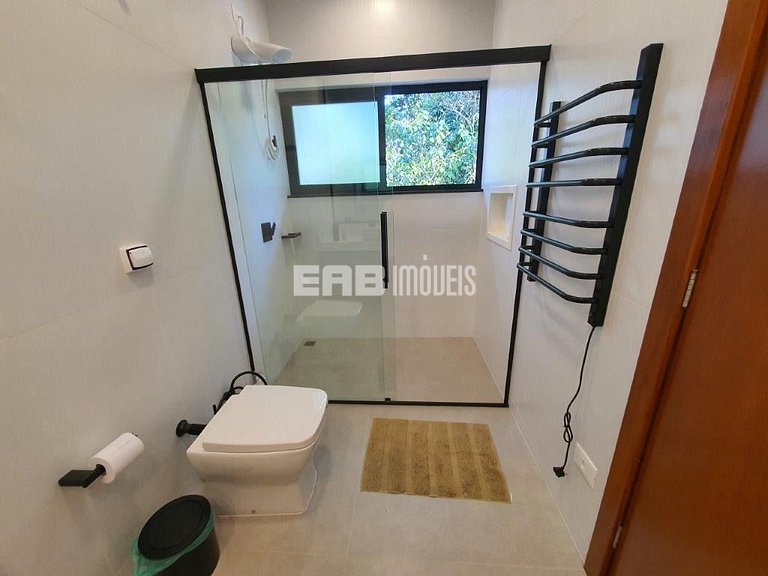 Casa arejada e com 3 dormitórios na praia de Itamambuca