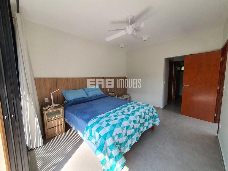 Casa arejada e com 3 dormitórios na praia de Itamambuca