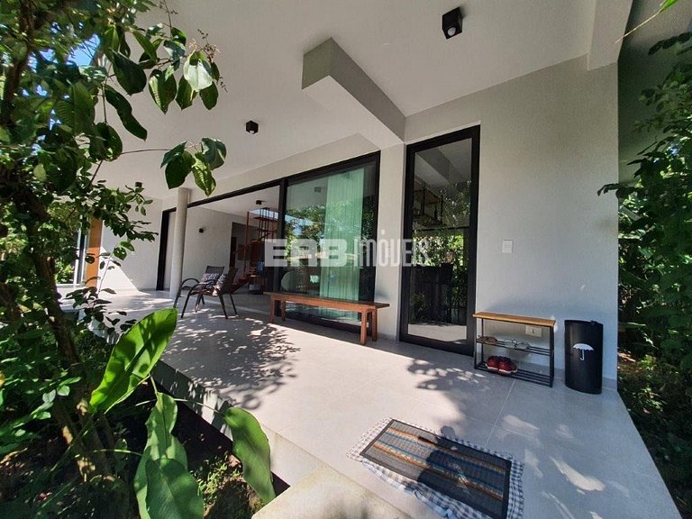 Casa arejada e com 3 dormitórios na praia de Itamambuca