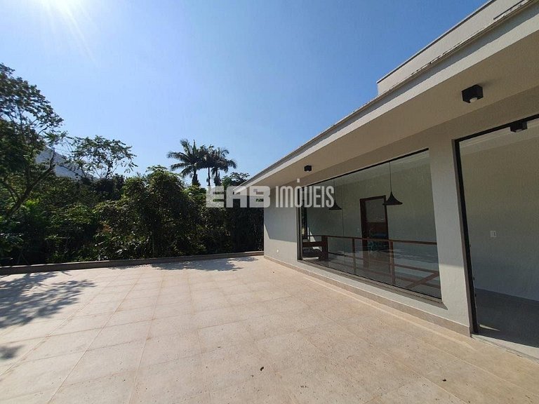 Casa arejada e com 3 dormitórios na praia de Itamambuca