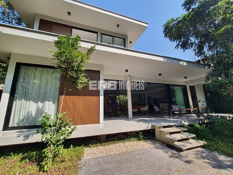 Casa arejada e com 3 dormitórios na praia de Itamambuca