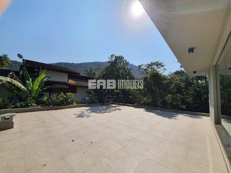 Casa arejada e com 3 dormitórios na praia de Itamambuca