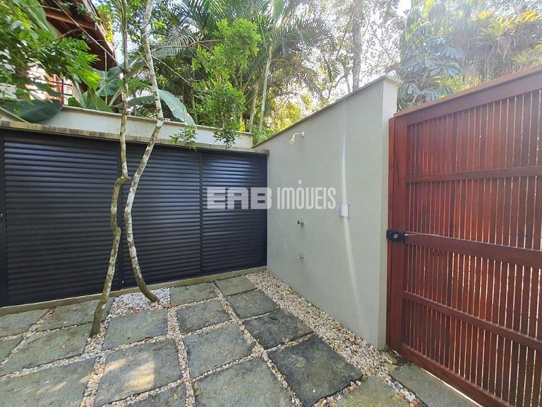 Casa arejada e com 3 dormitórios na praia de Itamambuca