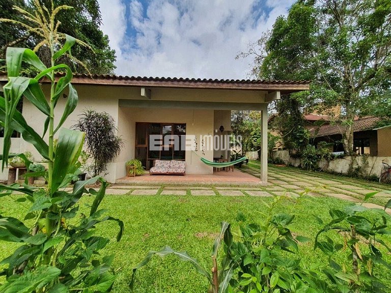 Casa de alto padrão, com piscina, na praia de Itamambuca, Ub