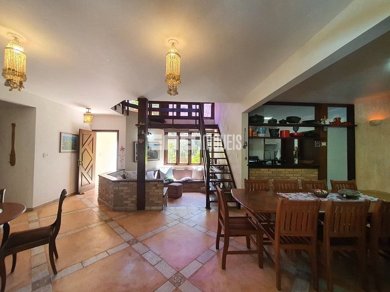 Bela casa disponível para locação de temporada, a 400 m da a