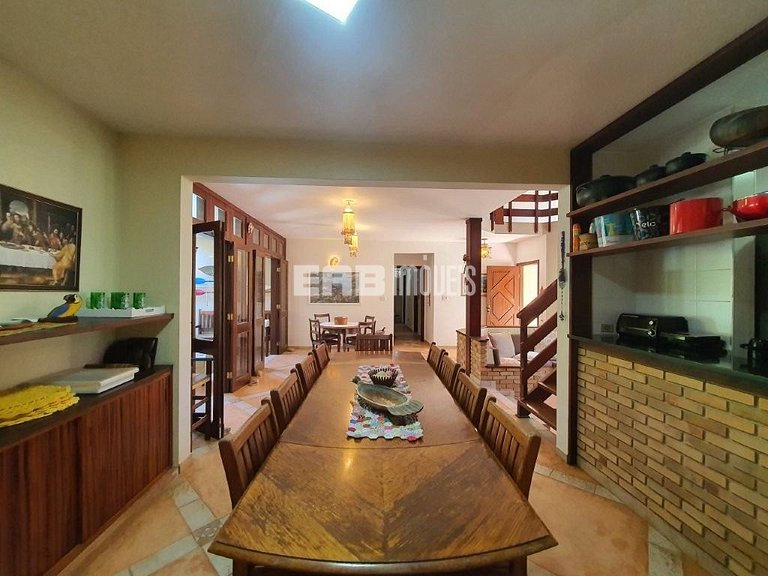 Bela casa disponível para locação de temporada, a 400 m da a