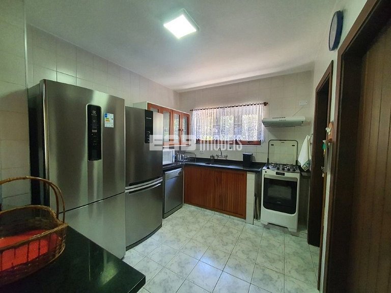 Bela casa disponível para locação de temporada, a 400 m da a