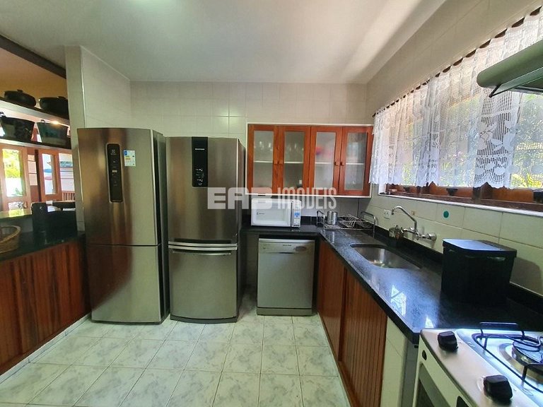 Bela casa disponível para locação de temporada, a 400 m da a