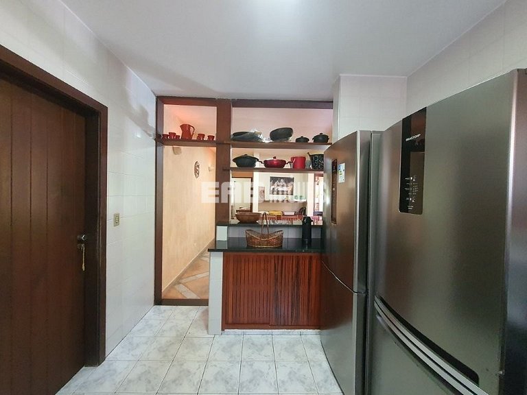 Bela casa disponível para locação de temporada, a 400 m da a