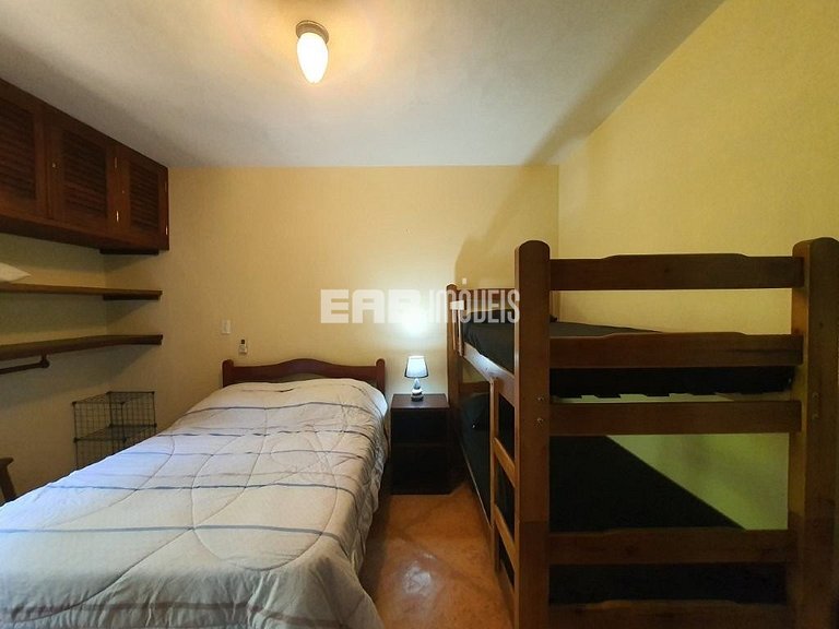 Bela casa disponível para locação de temporada, a 400 m da a