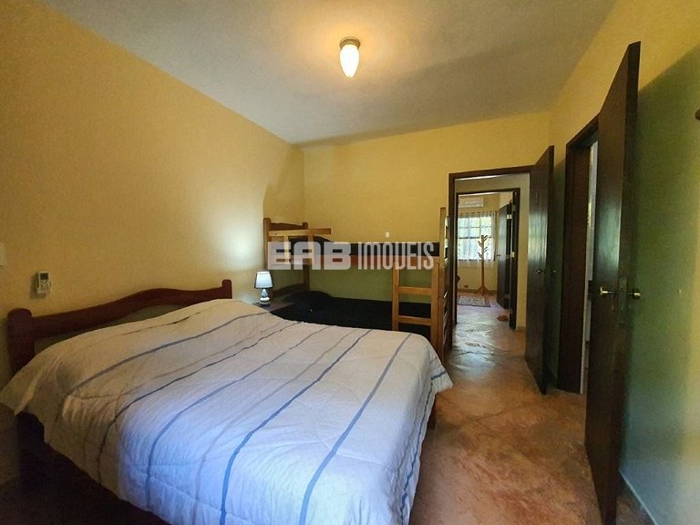 Bela casa disponível para locação de temporada, a 400 m da a