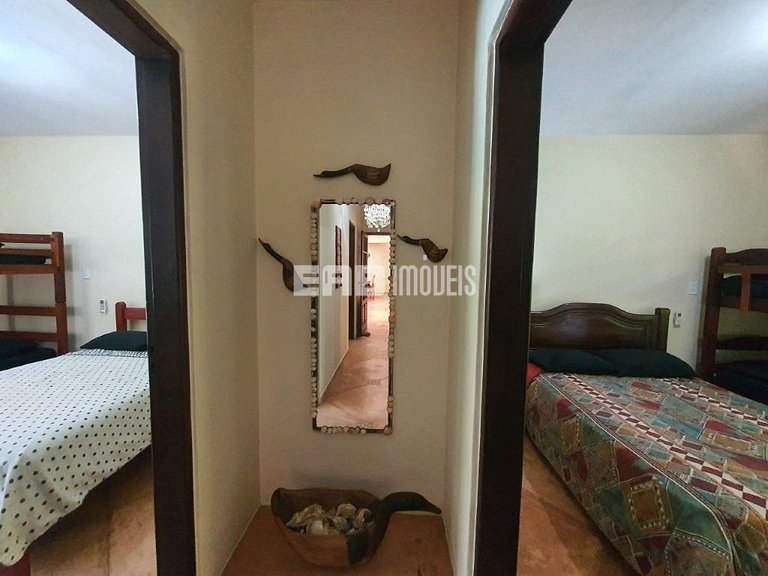 Bela casa disponível para locação de temporada, a 400 m da a