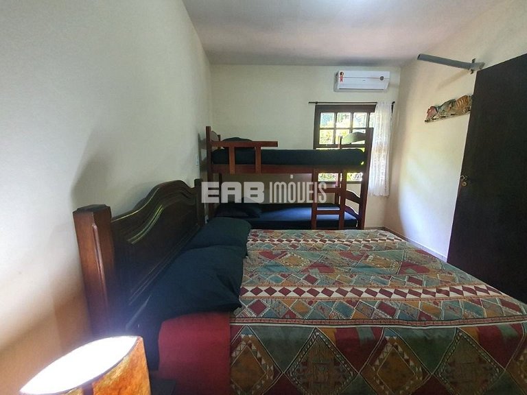 Bela casa disponível para locação de temporada, a 400 m da a