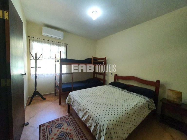 Bela casa disponível para locação de temporada, a 400 m da a