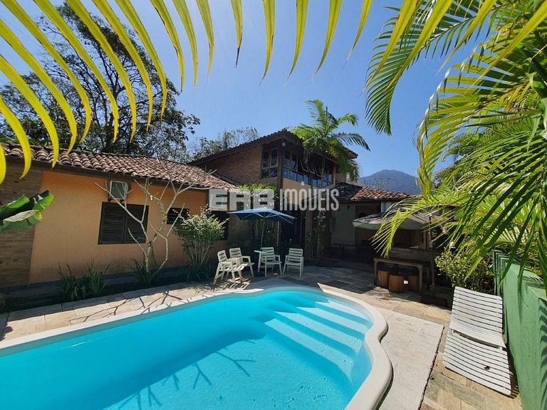 Bela casa disponível para locação de temporada, a 400 m da a