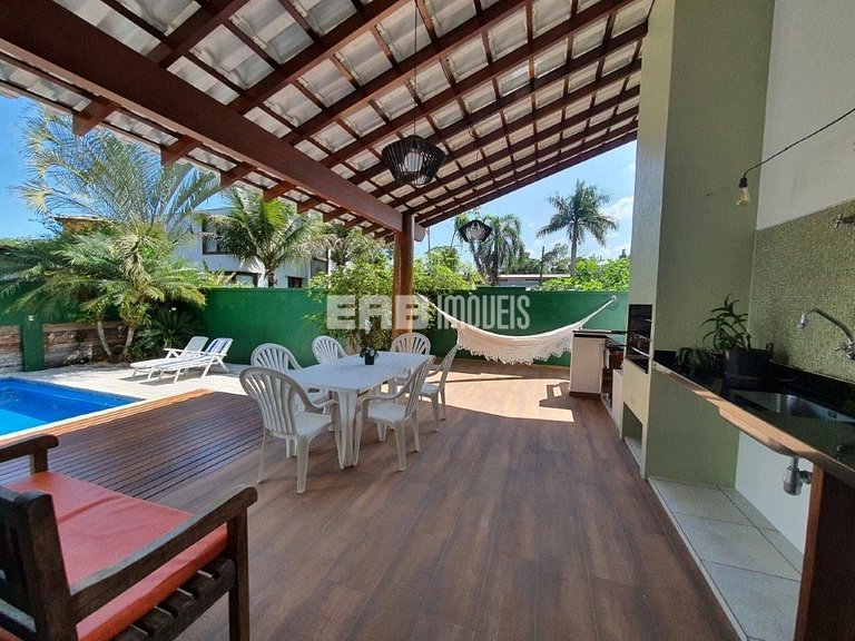 Maravilhosa casa de alto padrão, com piscina, na praia de It