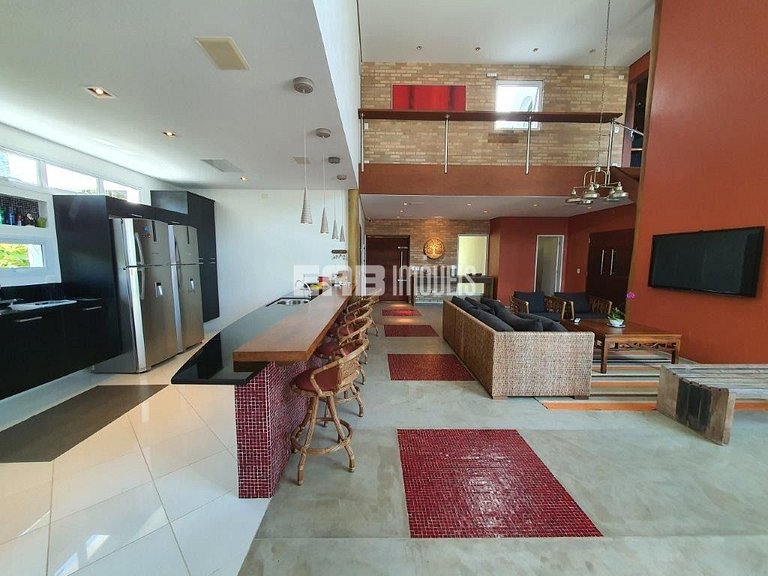 Maravilhosa casa de alto padrão, com piscina, na praia de It