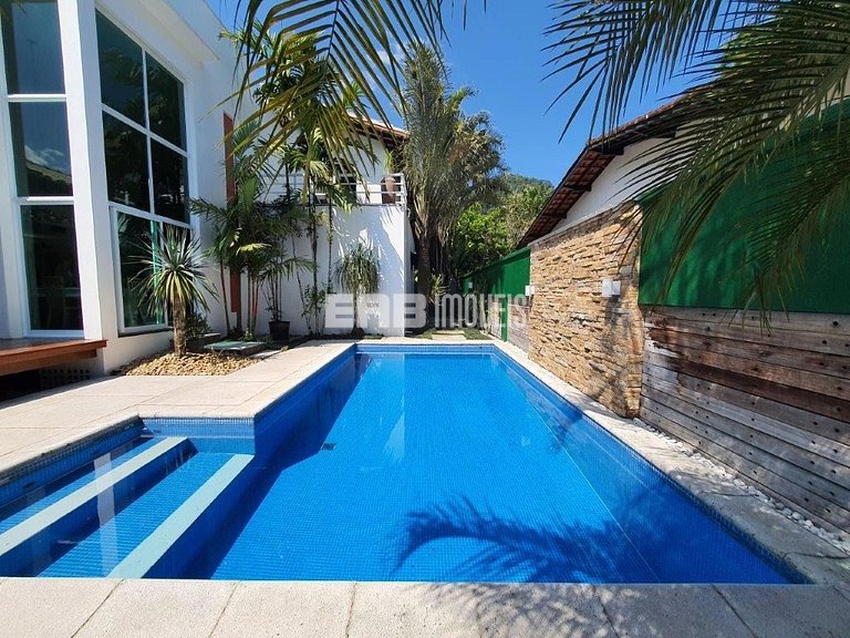 Maravilhosa casa de alto padrão, com piscina, na praia de It