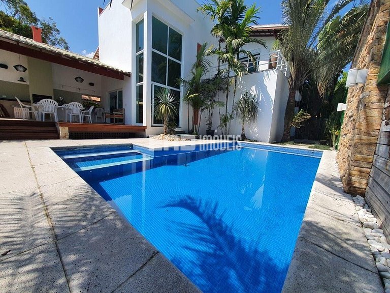 Maravilhosa casa de alto padrão, com piscina, na praia de It