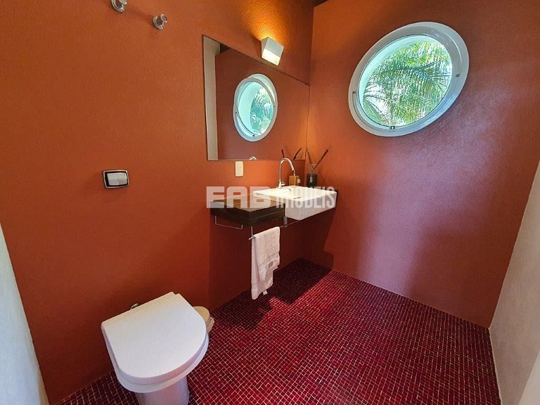 Maravilhosa casa de alto padrão, com piscina, na praia de It