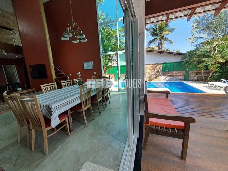 Maravilhosa casa de alto padrão, com piscina, na praia de It