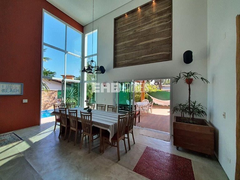 Maravilhosa casa de alto padrão, com piscina, na praia de It
